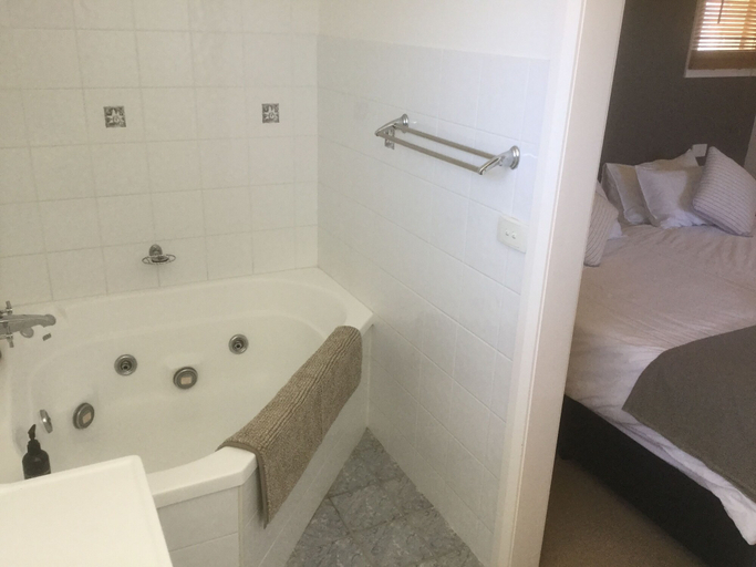 Bathroom, Batemans Bay Central Accommodation, Eurobodalla