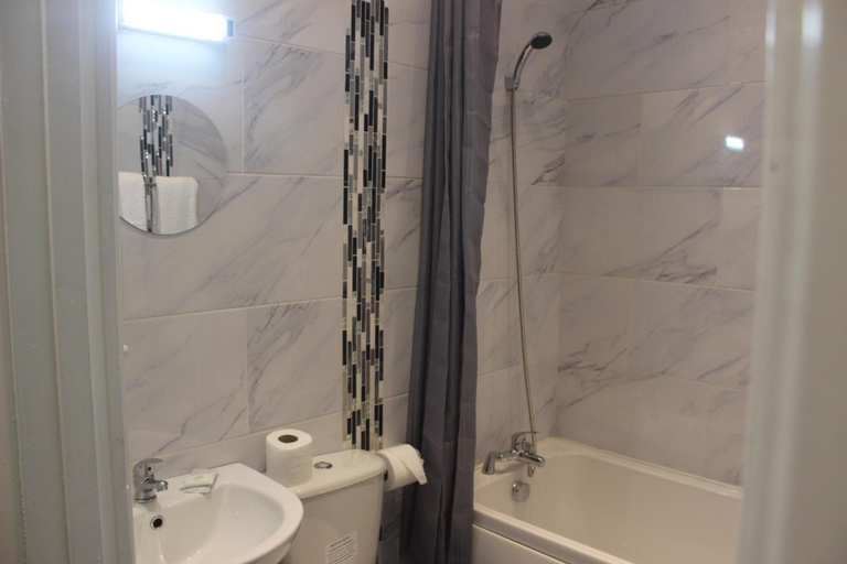 Bathroom 3, Corona Hotel Sheffield Meadowhall, Rotherham