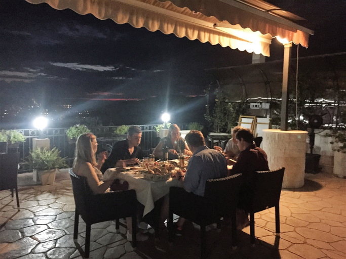 Food & Drinks 5, Monte Perla Residence