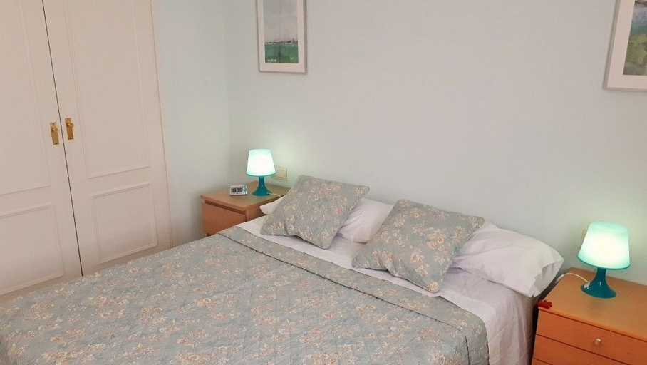 Bedroom 3, Apartamento con vistas al mar y piscina en la cala “Cap Roig”, Girona