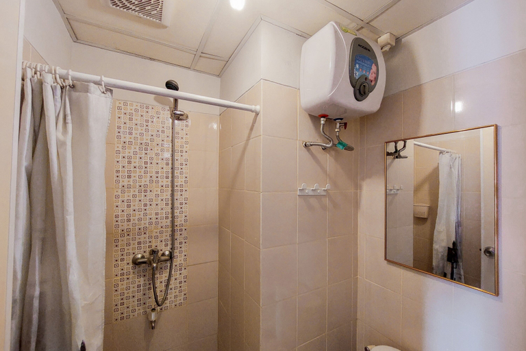 Bathroom 2, Comfortable And Simply Studio At Serpong Greenview Apartment, South Tangerang