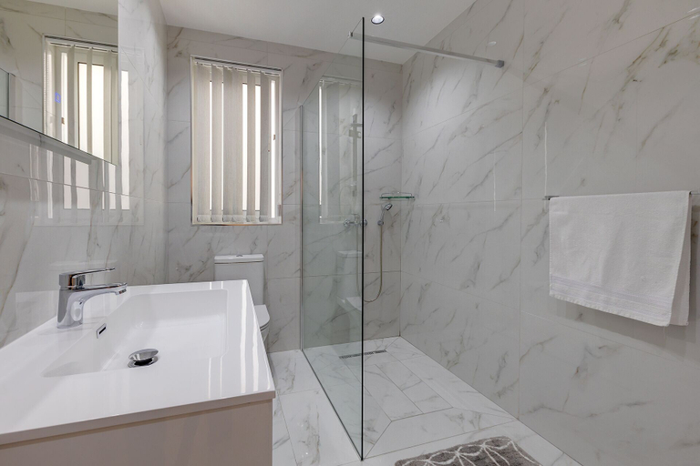 Bathroom 4, Deluxe Apartment Steps to St George's Bay