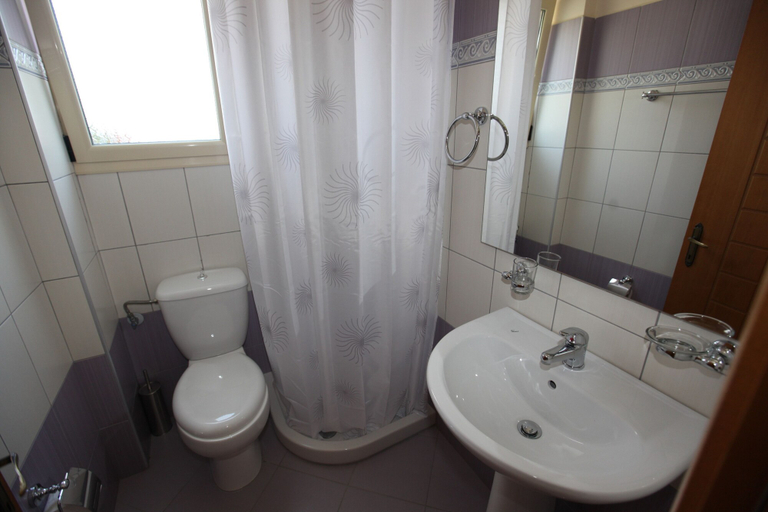 Bathroom 4, Vila Vasili, Sarandës