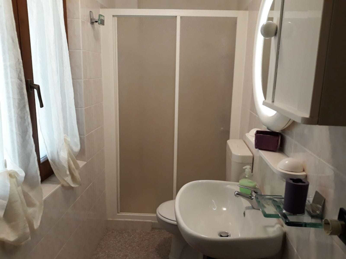 Bathroom 2, Casa Valenti, Verona