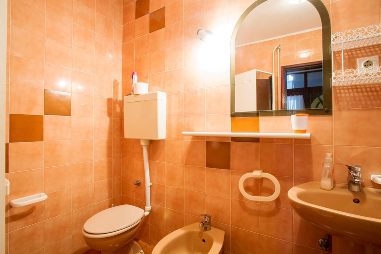Bathroom 3, Apartment 736, Pula