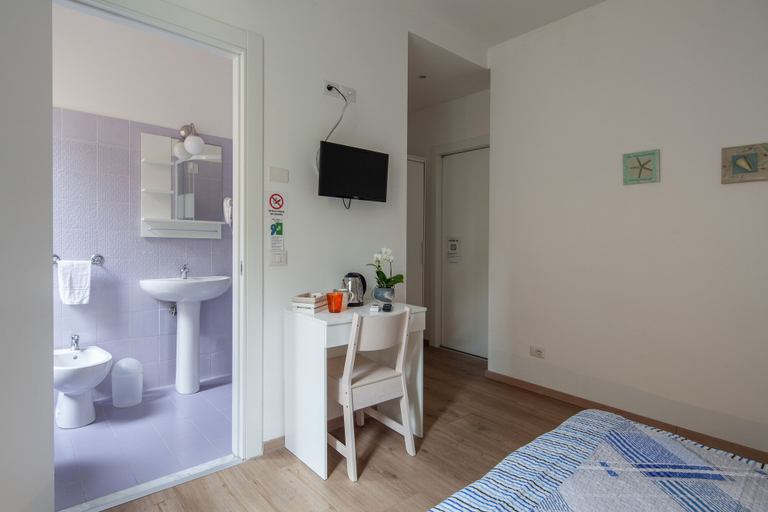 Bathroom 5, Suites Colombo 32, La Spezia