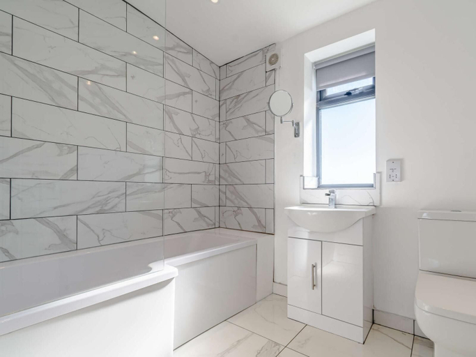 Bathroom, 2-bed Modern Bungalow - Outstanding Country Views, North Yorkshire