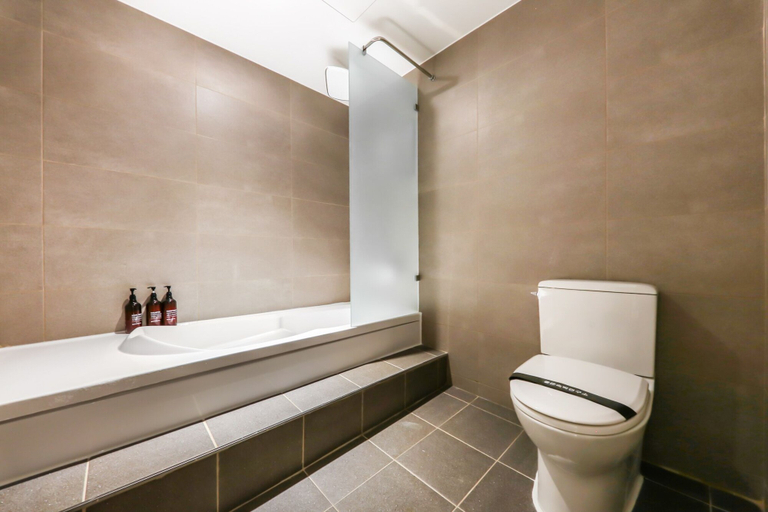 Bathroom 3, Hotel N7 Daejeon Bus Terminal, Dong