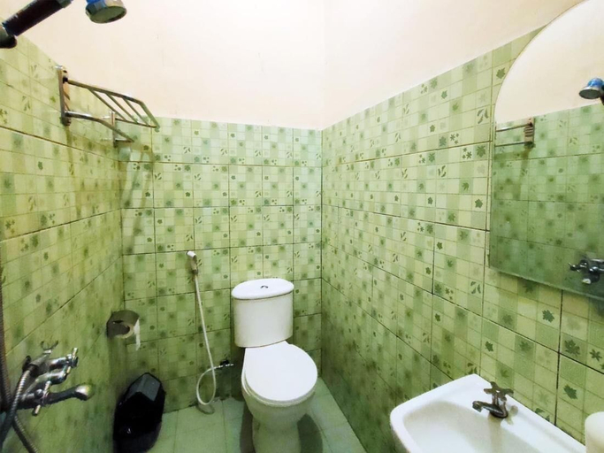 Bathroom, Charming Deluxe Room With Ac and Wifi, Bogor