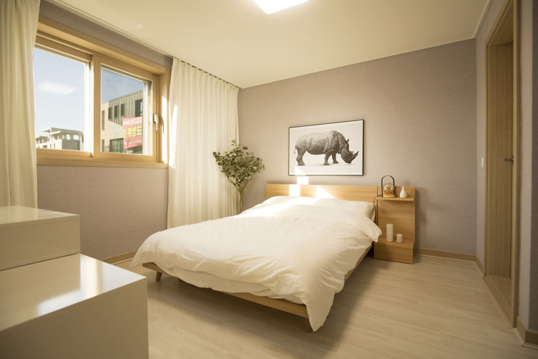 Bedroom 2, Uhgro, Jung