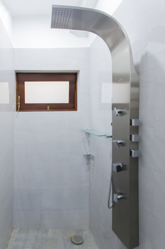 Bathroom 4, The Waves Unawatuna, Habaraduwa