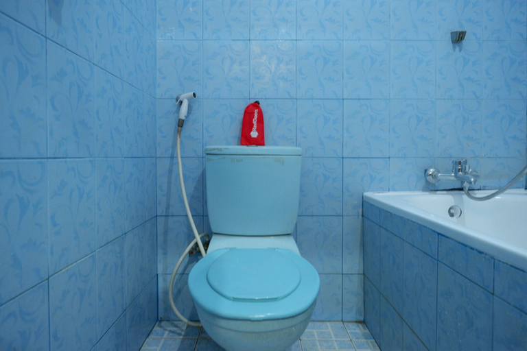 Bathroom 3, RedDoorz Plus @ Alam Raya Hotel, Palu