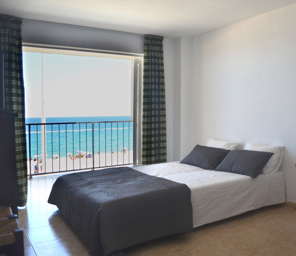 Bedroom 2, Apartamento Beach Palace B-2, Girona