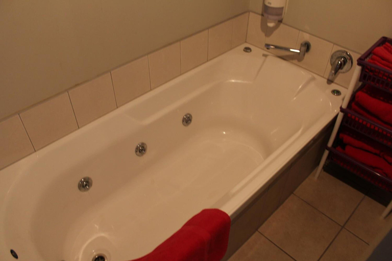 Bathroom 4, Devonwood Motel, Rotorua