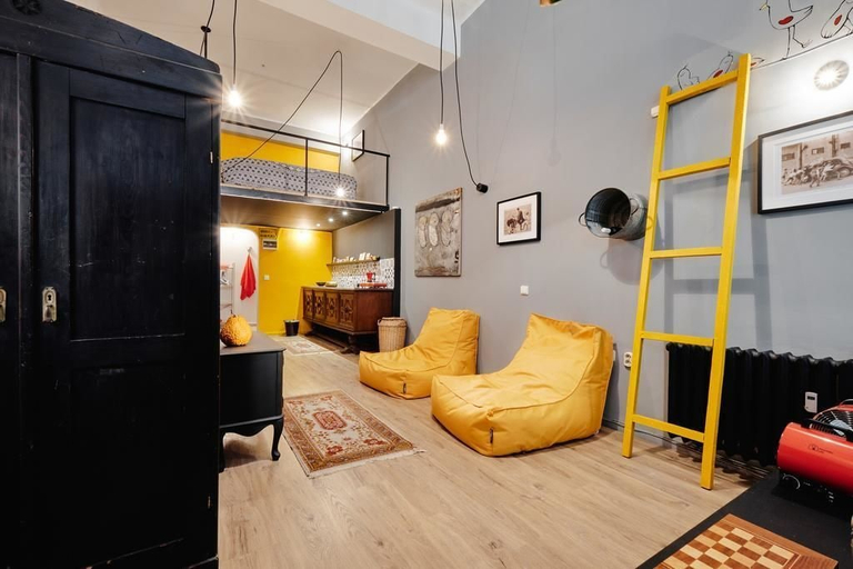 Others 4, Funky Flat, Stolichna