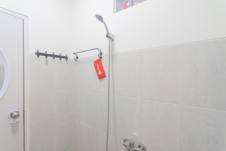 Bedroom 5, RedDoorz Resort Syariah @ Batu Apung Purwakarta, Purwakarta