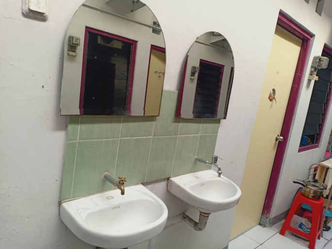Bedroom 4, Homestay Mentari Women Only by ZUZU, Surabaya