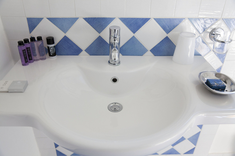 Bathroom 5, Hotel Cutimare, Messina