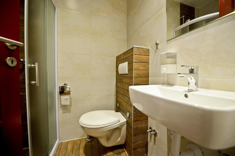 Bathroom 2, Hostel Franz Ferdinand, Sarajevo