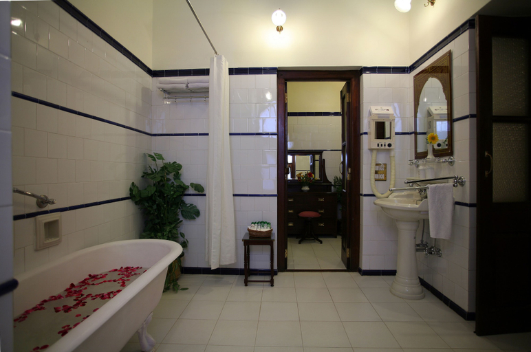 Bathroom, Gajner Palace, Bikaner
