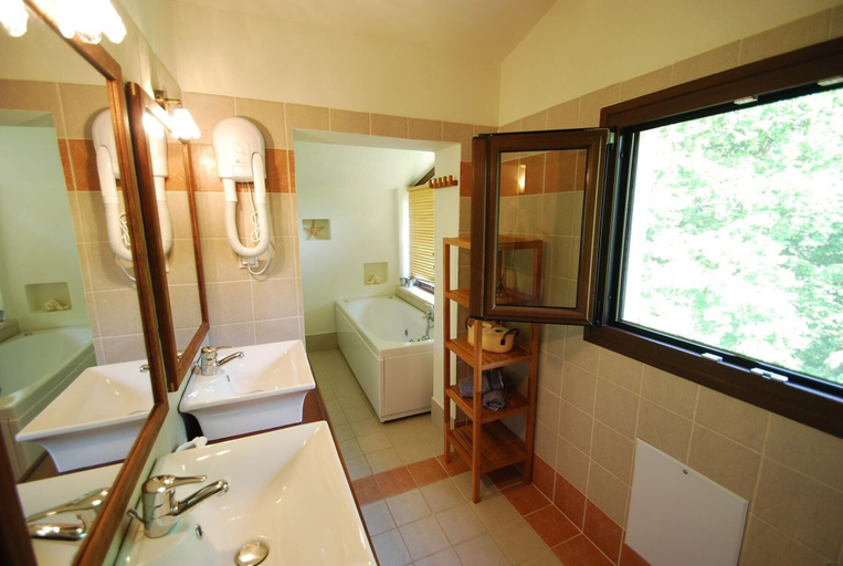 Bathroom 5, Jasmin Apartments, Thessaly
