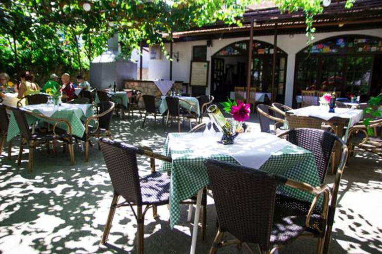 Food & Drinks 4, B&B Lovac Azurina