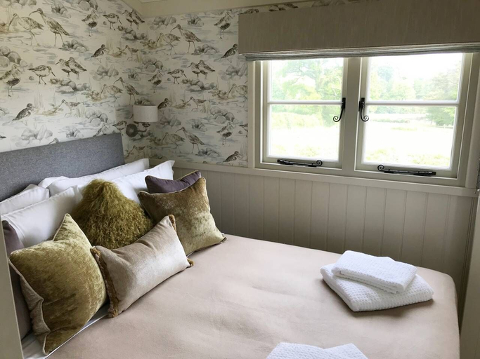 Bedroom 3, 5 Luxury Shepherds Hut Mobile Home, Devon