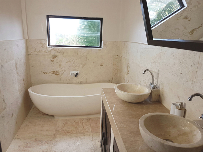 Bathroom 2, Medewi Manor, Jembrana