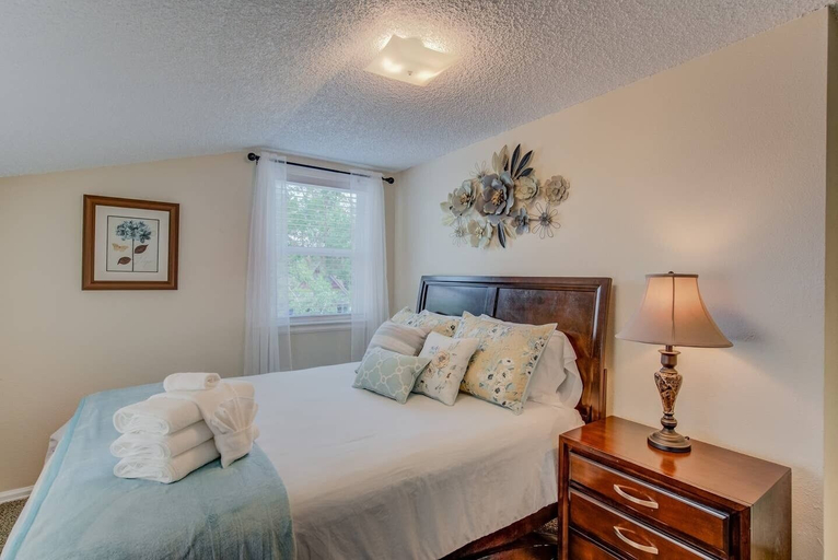 Bedroom 3, 3 Bedroom Downtown with Firepit, El Paso