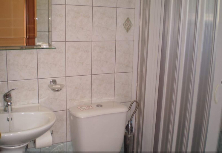 Bathroom 5, Katsenos Studios, Ionian Islands