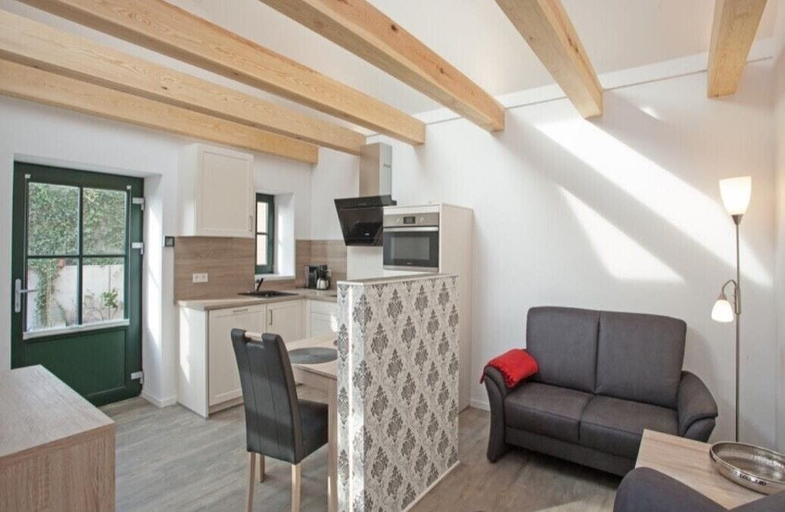 Others 4, Wohnung Bucki, Leer