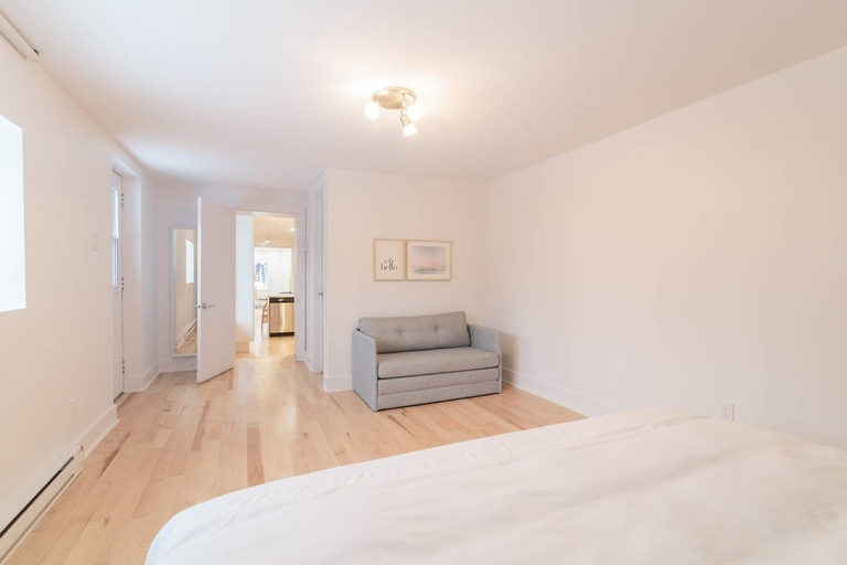 Bedroom, 3 Br Luxury & Spacious Apartment in Little Italy, Montréal