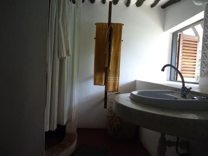 Bathroom 4, Kusini Beach Cottages, Msambweni