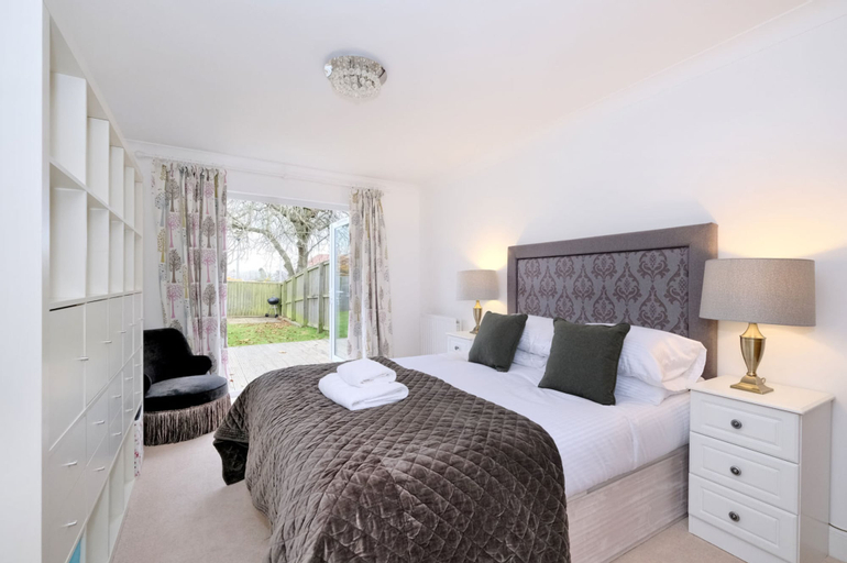 Bedroom 1, Bright Family Townhouse With Stunning Views Over Royal Deeside, Aberdeen