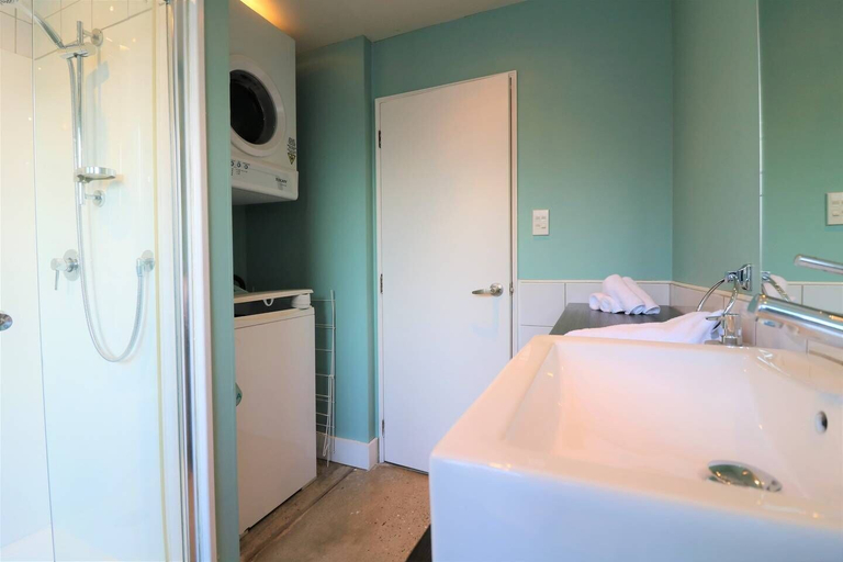 Bathroom 4, Spacious Central City Apartment with Parking, Queenstown-Lakes