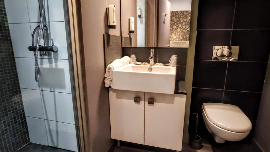 Bathroom 5, Le Celtic, Morbihan