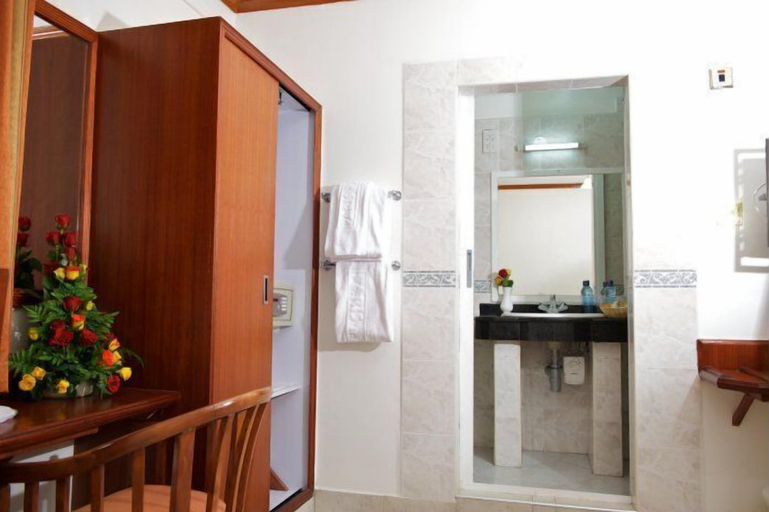 Bathroom 3, Paris Hotel, Starehe