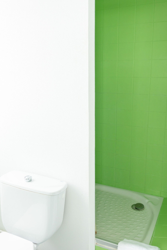 Bathroom 5, L'esplanade, Loire-Atlantique