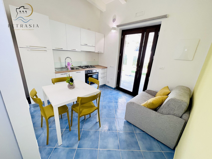 Others 5, Resort Petrasia, Salerno