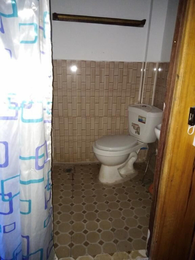 Bathroom, The Sleeping Buffalo, Sihanoukville
