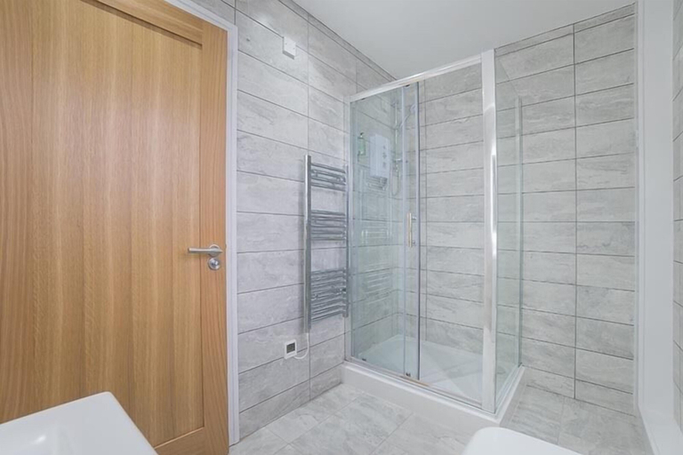 Bathroom 3, The Queens Arms Apartments, Knowsley