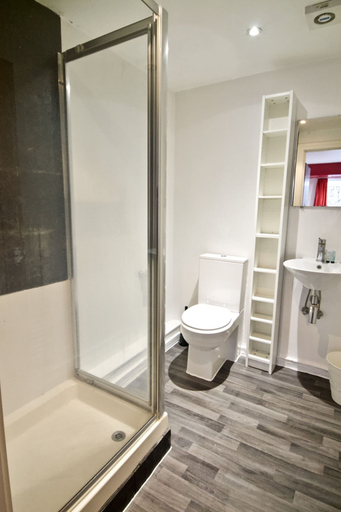Bathroom 3, 62-66 Farringdon by condokeeper, London