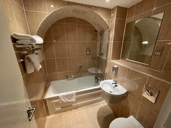 Bathroom 4, The Park Hotel, Sefton
