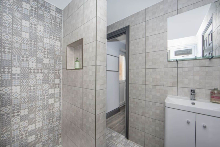 Bathroom 4, Immaculate 5-bed House in the City Centre Ashford, Kent