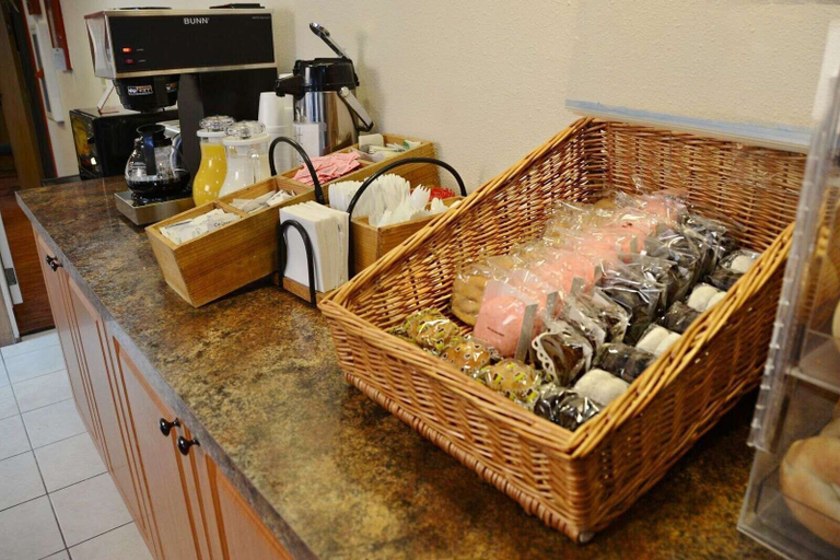Food & Drinks 5, Country Hearth Inn & Suites Kenton, Hardin