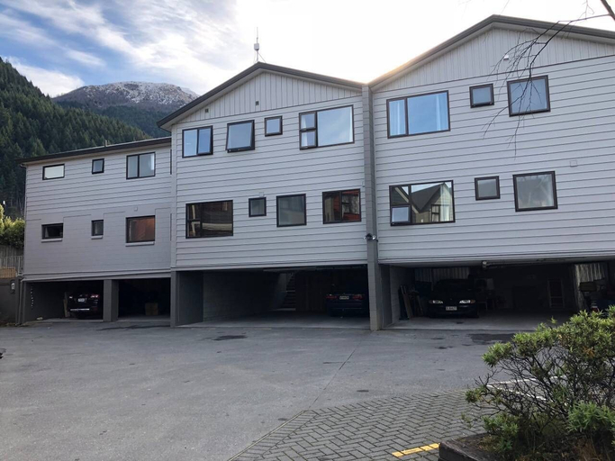 Exterior & Views, Spacious Central City Apartment with Parking, Queenstown-Lakes