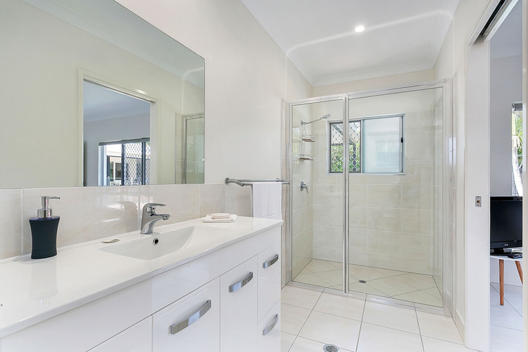 Bathroom 3, Connemara, Cairns
