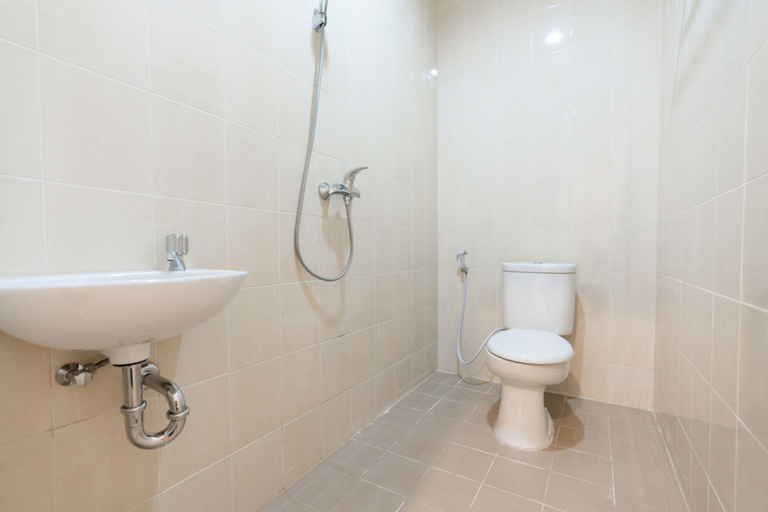 Bathroom 3, RedDoorz @ Graha Cemerlang Maros, Maros