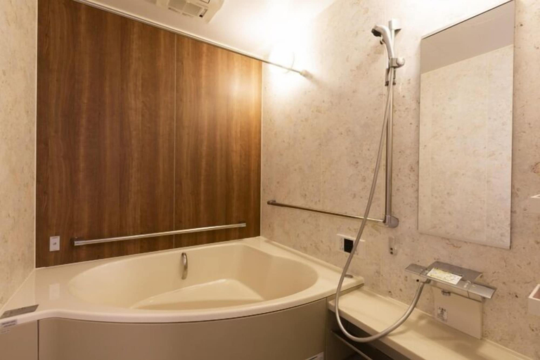 Bathroom 4, Coton, Kan'onji