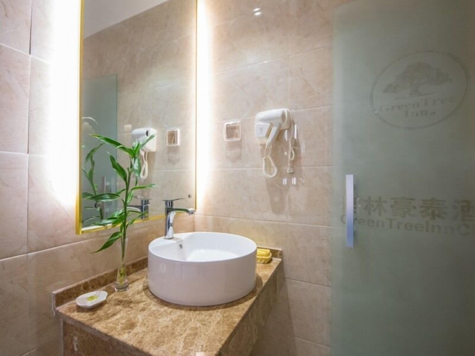 Bathroom 3, GreenTree Inn Nantong Chongchuan District Middle Changjiang Road Express Hotel, Nantong